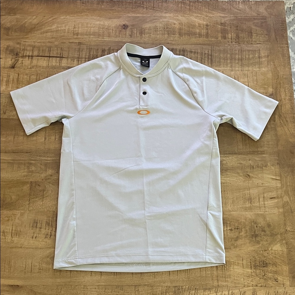 Oakley Men's Light Gray Polo Shirt with Orange Logo Modern Style and Fit